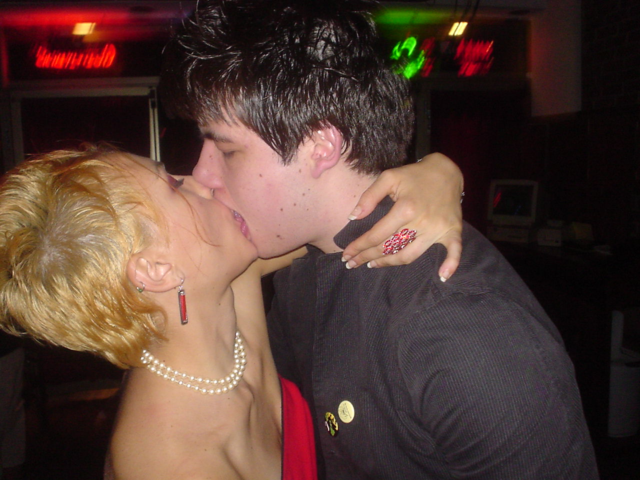 chris makes out at west end AWESOME.jpg